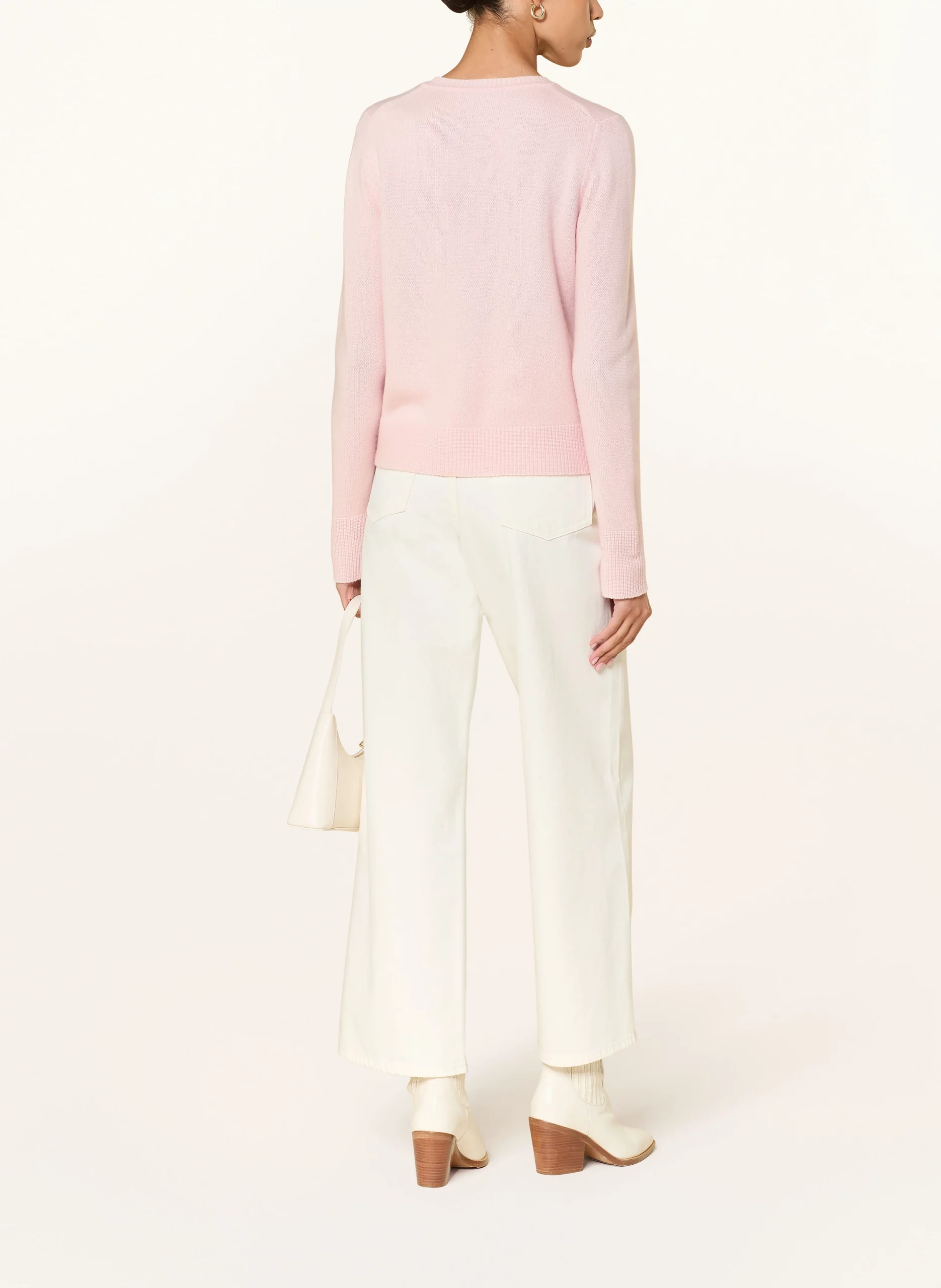 100299667718500_2_1761177600000