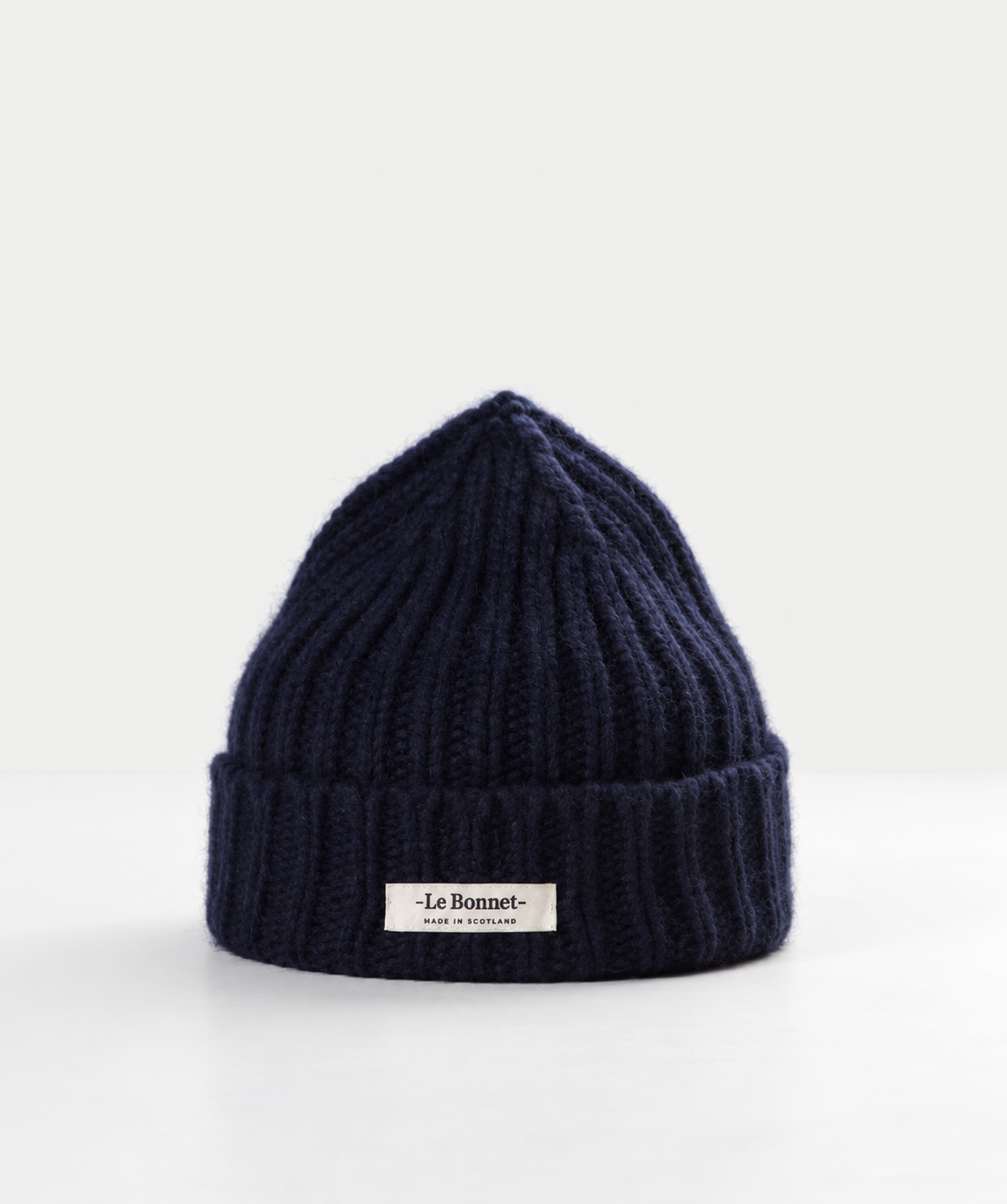 Marineblauer Strickbeanie mit Etikett